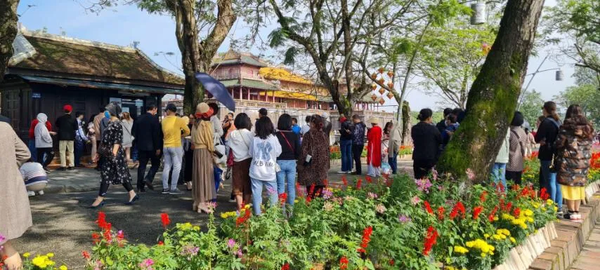 Xếp hàng mua vé tham quan Đại nội Huế. Ảnh: VĂN THẮNG