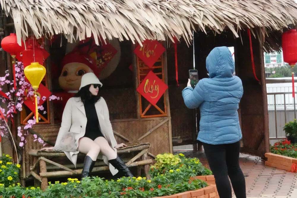 Người dân Đà Nẵng check-in với khu nhà chòi tại Không gian "Đà Nẵng tết xưa và nay". Ảnh: XUÂN QUỲNH