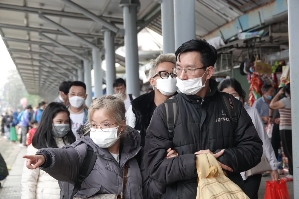 Tất cả mọi người đều mang khẩu trang. Ảnh: XUÂN QUỲNH Tất cả mọi người đều mang khẩu trang. Ảnh: XUÂN QUỲNH