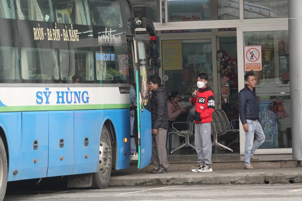 Người dân rời TP Đà Nẵng bằng xe khách. Ảnh: XUÂN QUỲNH Người dân rời TP Đà Nẵng bằng xe khách. Ảnh: XUÂN QUỲNH