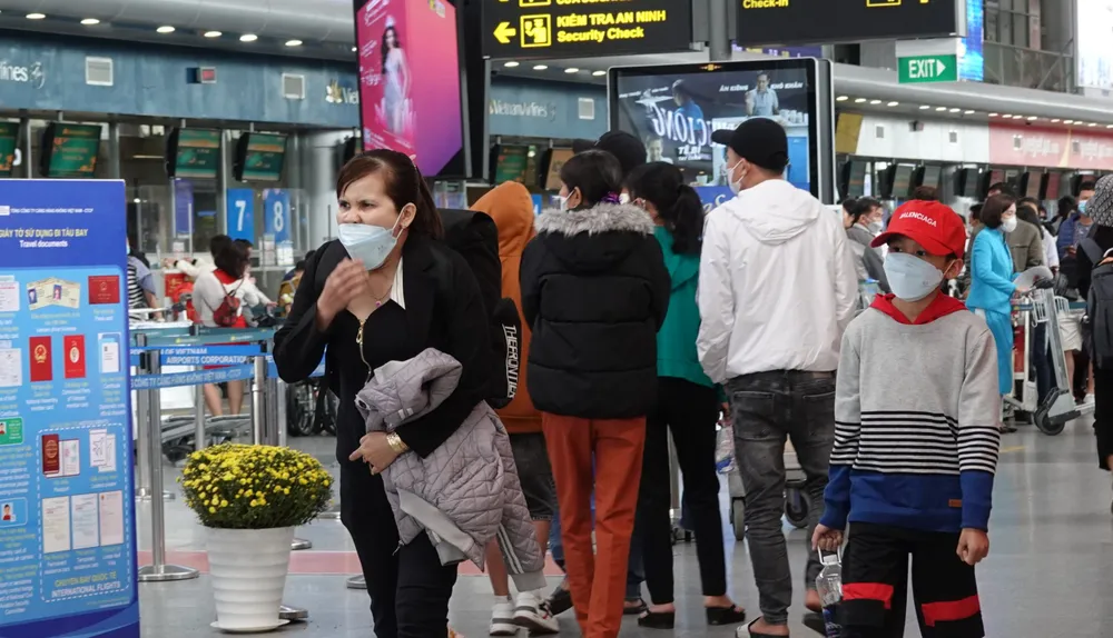 Thời tiết trở lạnh nên hầu hết người dân, du khách đều phải mang áo phao, áo khoác dày. Ảnh: XUÂN QUỲNH Thời tiết trở lạnh nên hầu hết người dân, du khách đều phải mang áo phao, áo khoác dày. Ảnh: XUÂN QUỲNH