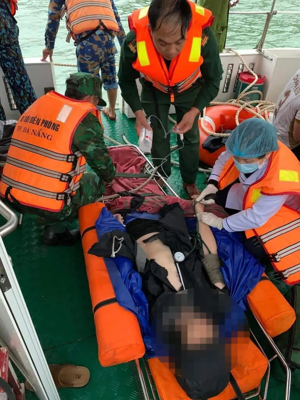 Lực lượng y tế tiếp tục cứu chữa cho nạn nhân