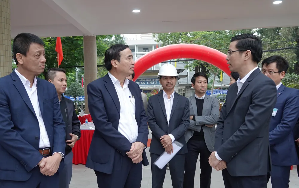 Ông Lê Trung Chinh, Chủ tịch UBND TP Đà Nẵng trao đổi với đơn vị chủ đầu tư, nhà thầu về tiến độ thi công, các hạng mục. Ảnh: XUÂN QUỲNH Ông Lê Trung Chinh, Chủ tịch UBND TP Đà Nẵng trao đổi với đơn vị chủ đầu tư, nhà thầu về tiến độ thi công, các hạng mục. Ảnh: XUÂN QUỲNH