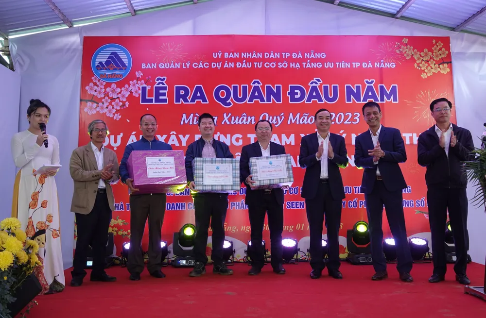 Ông Lê Trung Chinh, Chủ tịch UBND TP Đà Nẵng động viên các đơn vị ra quân đầu năm tại dự án xây dựng Trạm xử lý nước thải Hòa Xuân (giai đoạn 3). Ảnh: XUÂN QUỲNH Ông Lê Trung Chinh, Chủ tịch UBND TP Đà Nẵng động viên các đơn vị ra quân đầu năm tại dự án xây dựng Trạm xử lý nước thải Hòa Xuân (giai đoạn 3). Ảnh: XUÂN QUỲNH