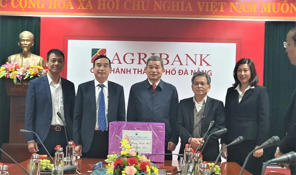 Ông Lê Trung Chinh, Chủ tịch UBND TP Đà Nẵng động viên đơn vị Agribank - Chi nhánh TP Đà Nẵng. Ảnh: XUÂN QUỲNH Ông Lê Trung Chinh, Chủ tịch UBND TP Đà Nẵng động viên đơn vị Agribank - Chi nhánh TP Đà Nẵng. Ảnh: XUÂN QUỲNH