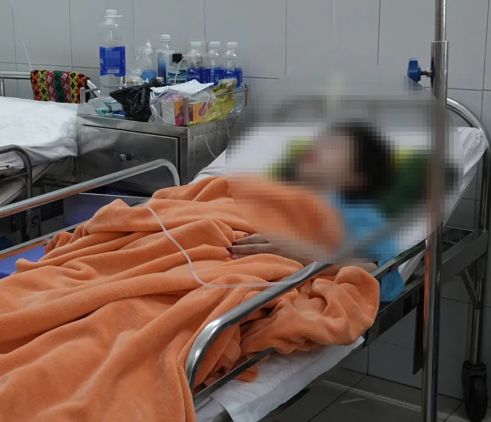 Bệnh nhân R. đang được điều trị. Ảnh: XUÂN QUỲNH