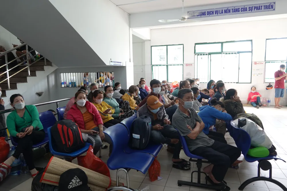 Người thân bệnh nhân túc trực ở sảnh bệnh viện. Ảnh: XUÂN QUỲNH