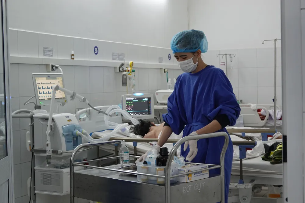 Một số bệnh nhân có tình trạng nặng, phải thở máy. Ảnh: XUÂN QUỲNH