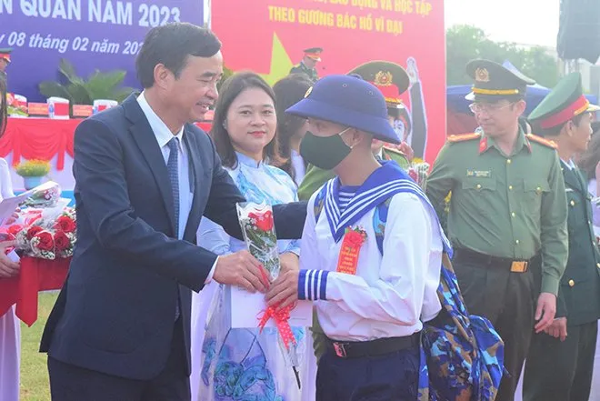 Ông Lê Trung Chinh, Chủ tịch UBND TP Đà Nẵng tặng hoa chúc mừng các tân binh quận Ngũ Hành Sơn. Ảnh: XUÂN QUỲNH