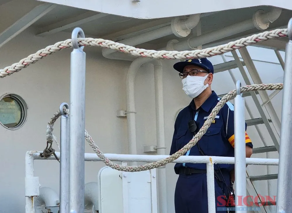 Một thủy thủ đoàn trực tại lối lên tàu. Ảnh: XUÂN QUỲNH