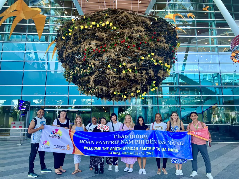 Đón đoàn tại sân bay quốc tế Đà Nẵng