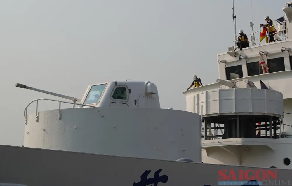 Phía trước boong tàu có trang bị hệ thống vũ khí. Ảnh: XUÂN QUỲNH