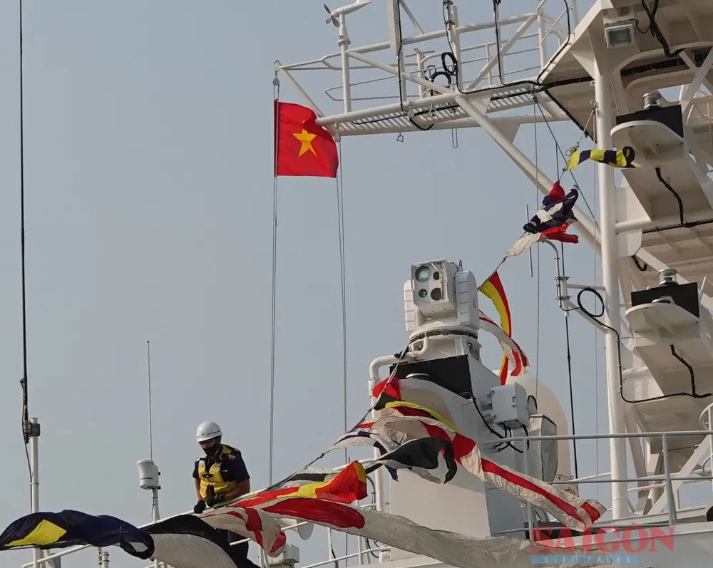 Lá cờ Việt Nam tung bay trên tàu tuần tra SETTSU. Ảnh: XUÂN QUỲNH