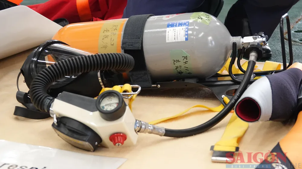 Thiết bị lặn trên tàu. Ảnh: XUÂN QUỲNH