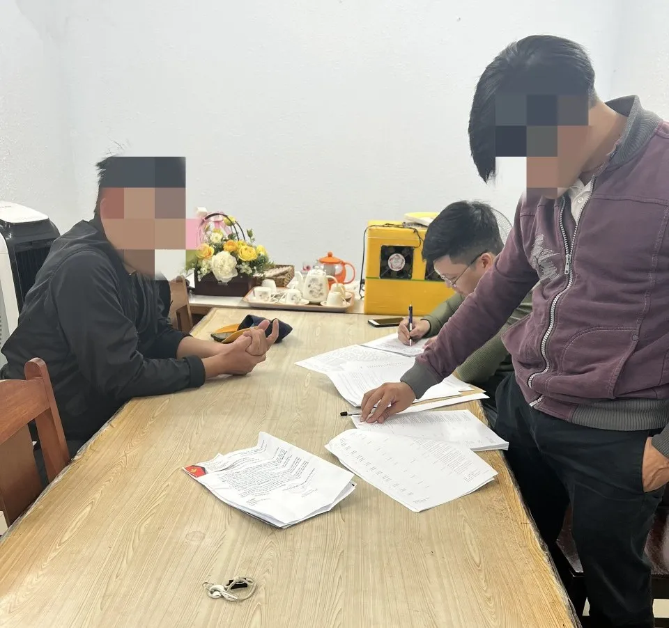 Cơ quan công an làm việc với N.C.H.. Ảnh: CAĐN