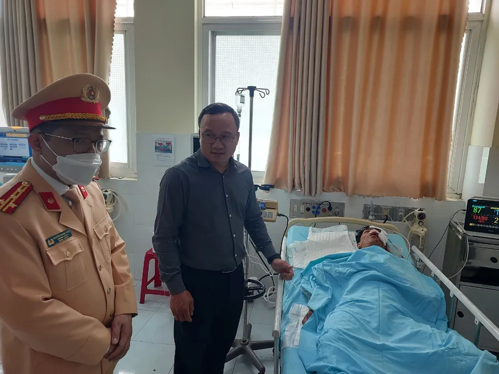 Ông Khuất Việt Hùng, Phó Chủ tịch Ủy ban An toàn giao thông quốc gia cùng đoàn công tác thăm hỏi các nạn nhân bị thương trong vụ tai nạn