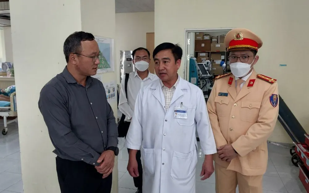 Hiện các bác sĩ đang tập trung chăm sóc cứu chữa những người sống sót sau vụ tai nạn Hiện các bác sĩ đang tập trung chăm sóc cứu chữa những người sống sót sau vụ tai nạn