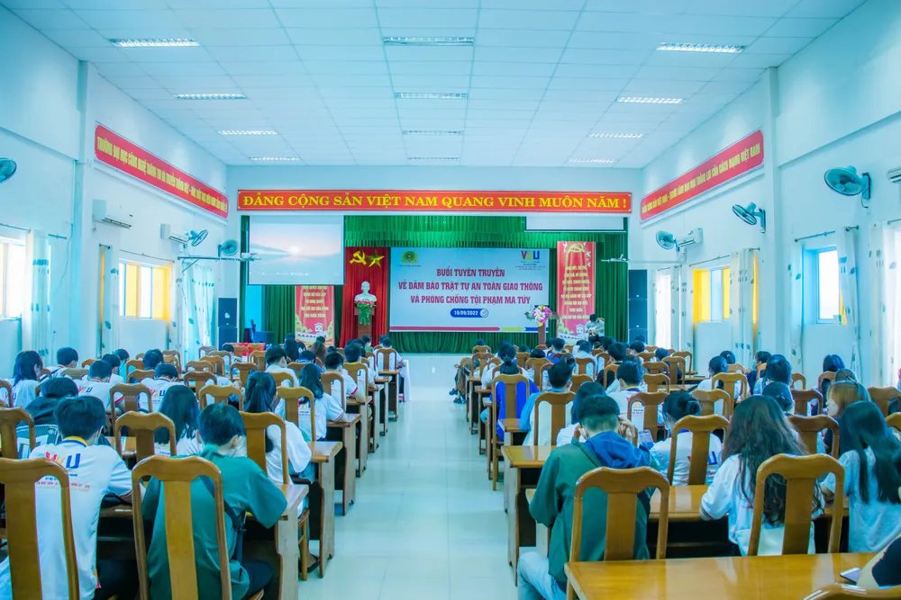 Tuyên truyền, phổ biển pháp luật về trật tự an toàn giao thông và phòng chống tội phạm ma túy trong sinh viên