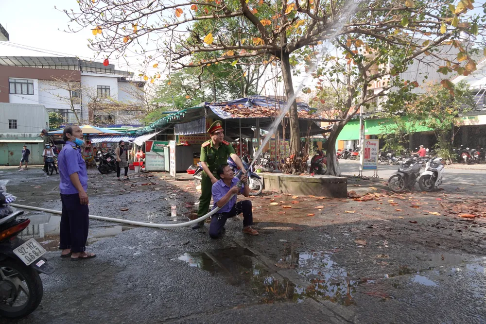 Công an và Ban quản lý tổ chức diễn tập phương án PCCC nếu có sự cố xảy ra. Ảnh: XUÂN QUỲNH