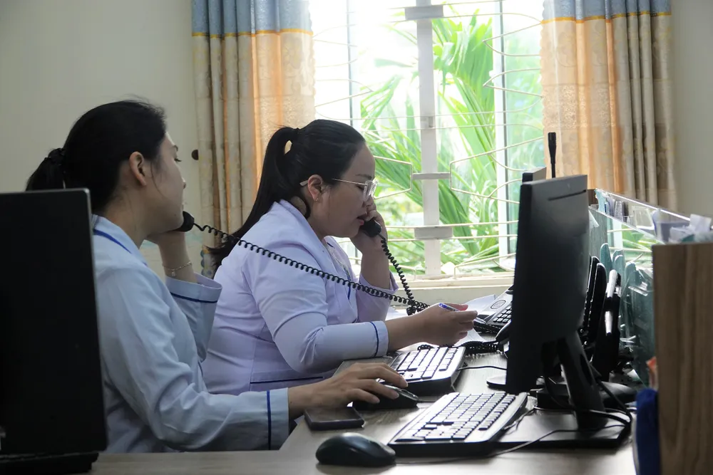 Các nữ nhân viên y tế liên tục nhận cuộc gọi từ người dân. Ảnh: XUÂN QUỲNH