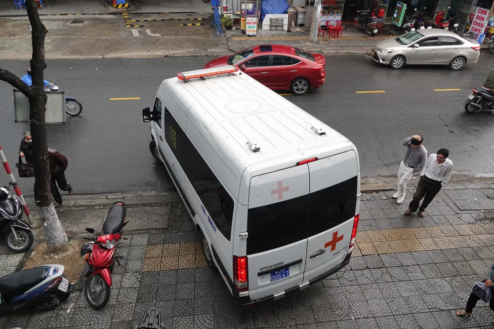 Nhận tin báo, ekip lên xe cấp cứu lao nhanh với tốc độ đến với người bệnh. Ảnh: XUÂN QUỲNH