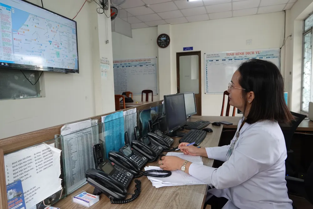 Bà Ngô Thị Phương Thảo, Phó Giám đốc Trung tâm cấp cứu 115 Đà Nẵng đang trực chỉ đạo tại chỉ huy Trung tâm cấp cứu 115 Đà Nẵng. Ảnh: XUÂN QUỲNH