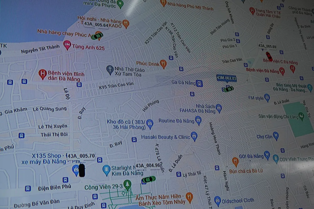 Các nữ nhân viên y tế liên tục nhận cuộc gọi từ người dân. Ảnh: XUÂN QUỲNH