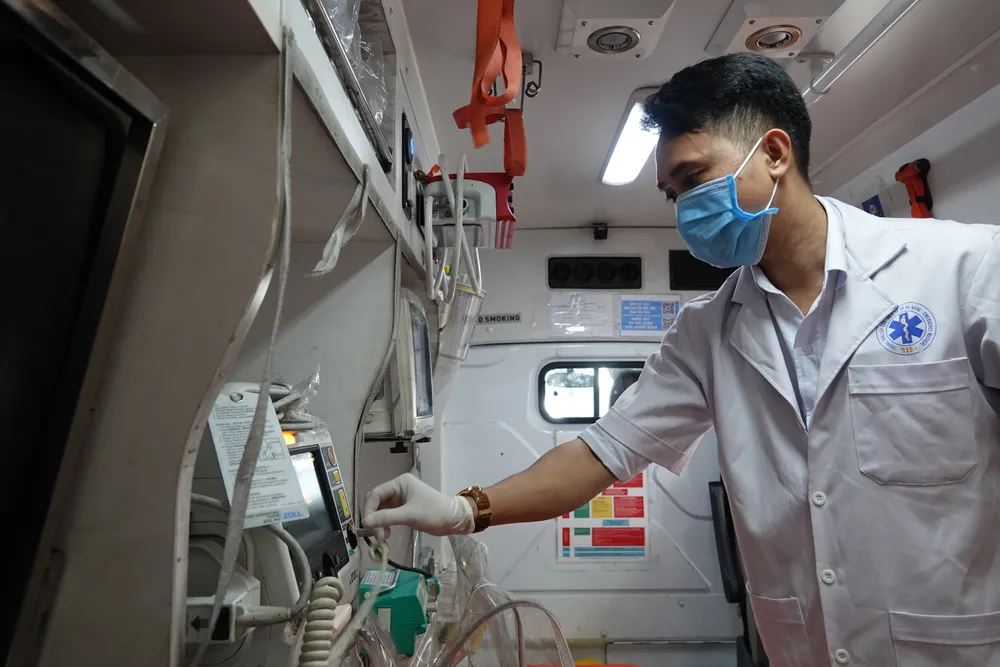 Điều dưỡng Nguyễn Trung kiểm tra, chuẩn bị thiết bị trước khi bắt đầu ca trực. Ảnh: XUÂN QUỲNH