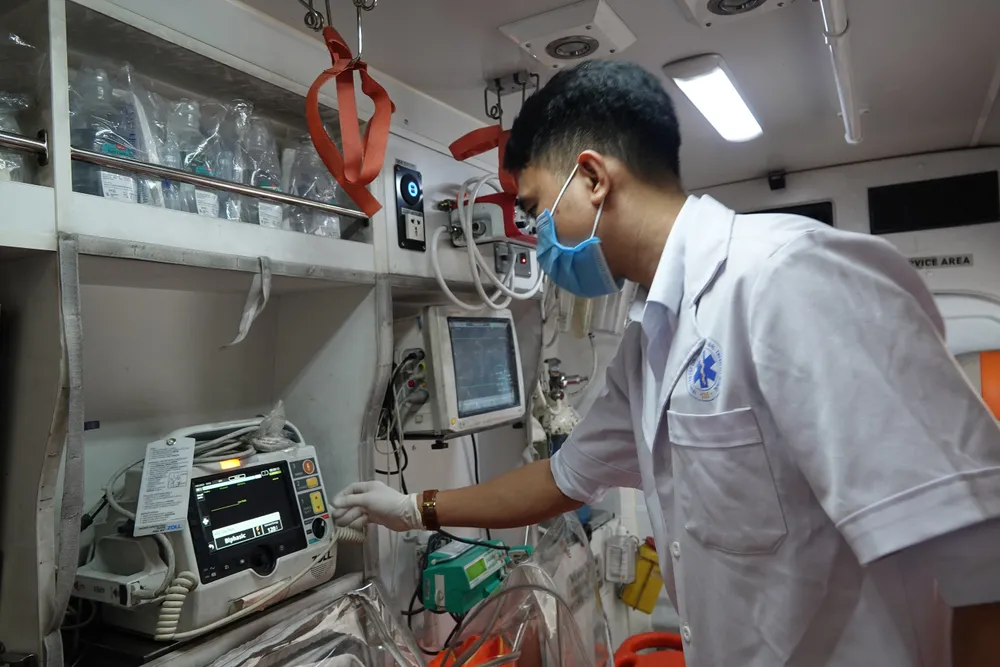 Điều dưỡng Nguyễn Trung kiểm tra, chuẩn bị thiết bị trước khi bắt đầu ca trực. Ảnh: XUÂN QUỲNH