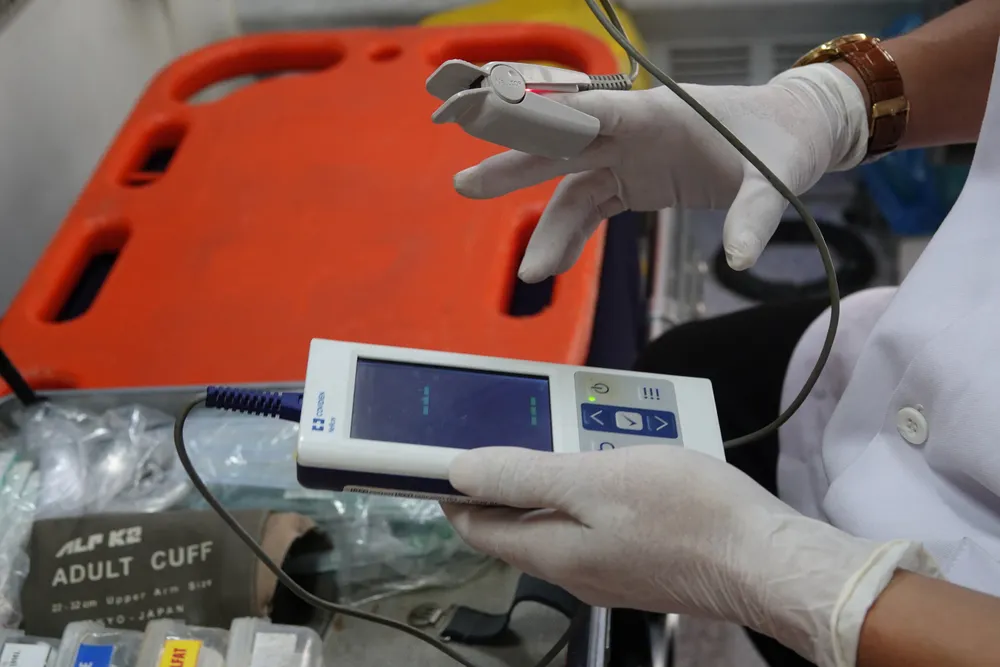 Điều dưỡng Nguyễn Trung kiểm tra, chuẩn bị thiết bị trước khi bắt đầu ca trực. Ảnh: XUÂN QUỲNH