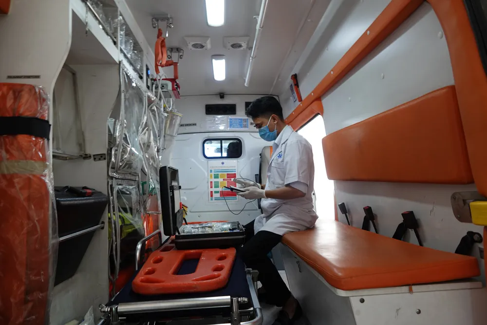 Điều dưỡng Nguyễn Trung kiểm tra, chuẩn bị thiết bị trước khi bắt đầu ca trực. Ảnh: XUÂN QUỲNH