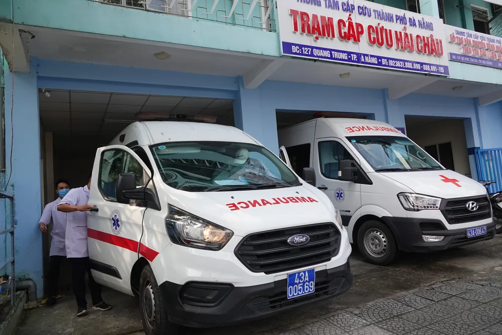 Nhận tin báo, ekip lên xe cấp cứu lao nhanh với tốc độ đến với người bệnh. Ảnh: XUÂN QUỲNH