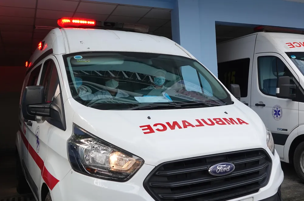 Nhận tin báo, ekip lên xe cấp cứu lao nhanh với tốc độ đến với người bệnh. Ảnh: XUÂN QUỲNH