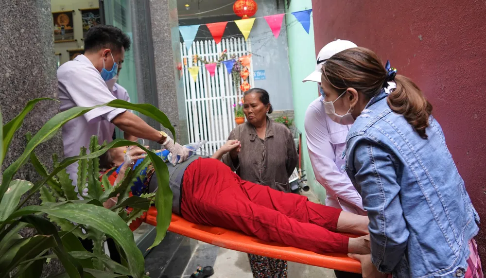 Ekip của điều dưỡng Trung cấp cứu một bệnh nhân cao tuổi bị ngã tại nhà. Ảnh: XUÂN QUỲNH