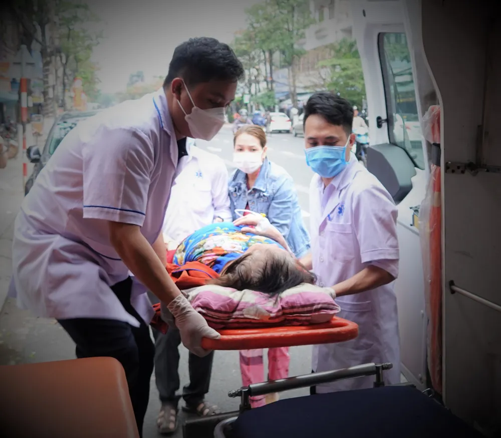 Ekip của điều dưỡng Trung cấp cứu một bệnh nhân cao tuổi bị ngã tại nhà. Ảnh: XUÂN QUỲNH