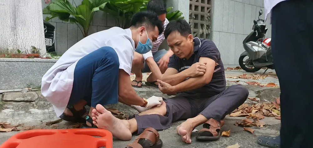 Sơ cấp cứu ban đầu. Ảnh: XUÂN QUỲNH