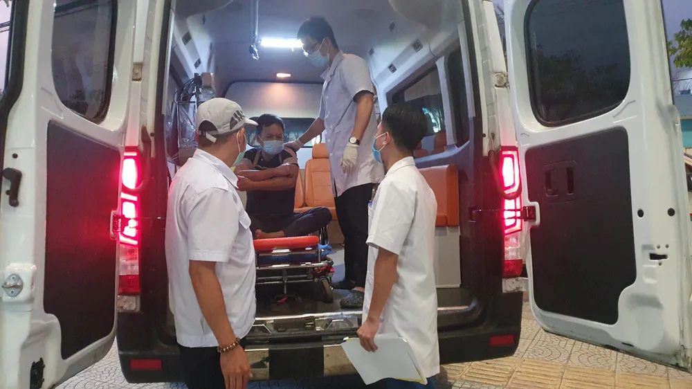Chẩn đoán trên xe cấp cứu. Ảnh: XUÂN QUỲNH