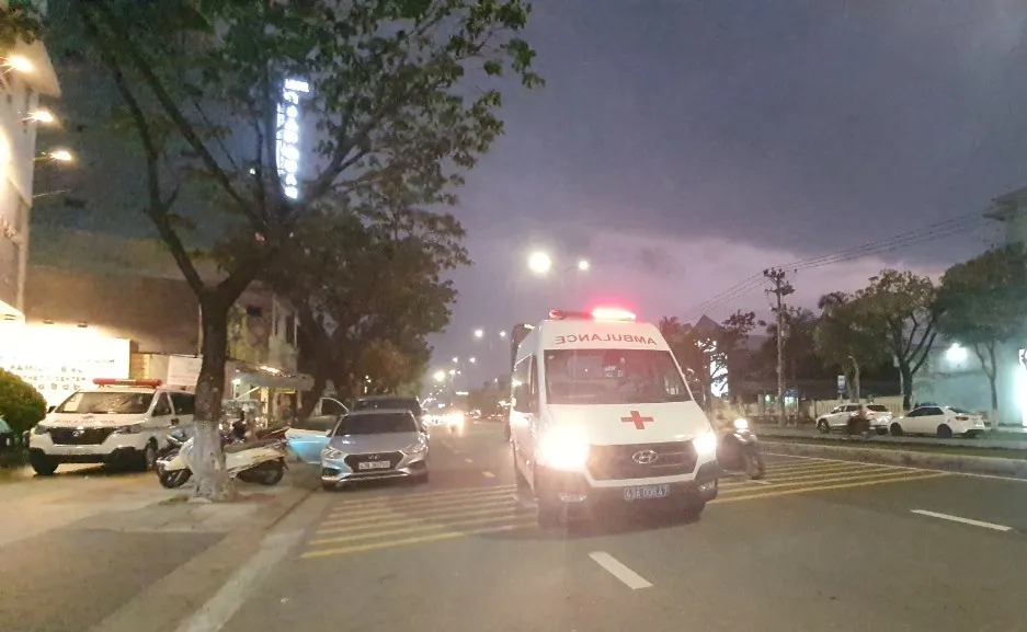 Những chuyến xe hoạt động xuyên màn đêm. Ảnh: XUÂN QUỲNH