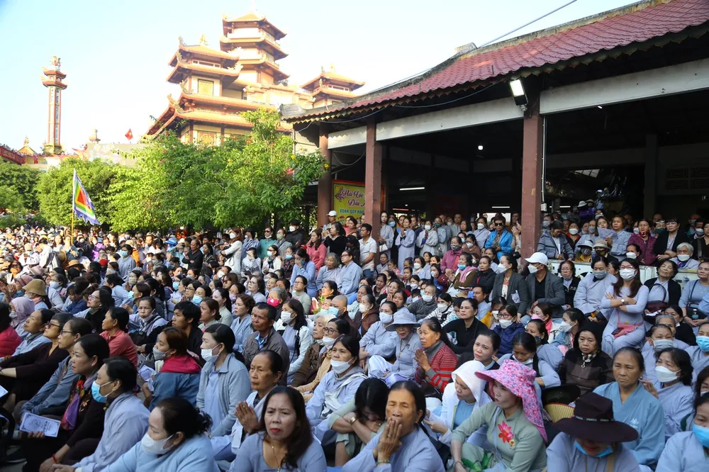 Các chư tôn, tăng ni, phật tử, đạo hữu cùng nhau ôn lại nguồn gốc và ý nghĩa ngày Lễ vía đức Phật Quán Thế Âm. Ảnh: XUÂN QUỲNH