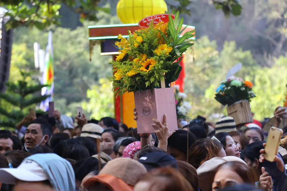 Dâng hoa lên Phật bà Quán Thế Âm. Ảnh: XUÂN QUỲNH