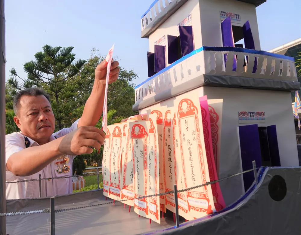 Bài vị 64 liệt sĩ được xếp ngay ngắn trên tàu. Ảnh: XUÂN QUỲNH