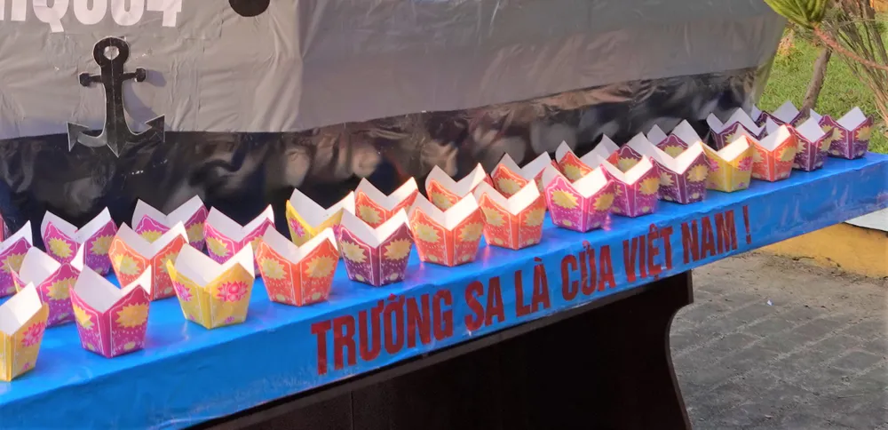 64 hoa đăng cùng câu khẳng định chủ quyền: "Trường Sa là của Việt Nam". Ảnh: XUÂN QUỲNH