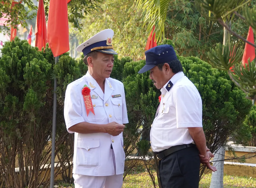 Đây cũng là ngày những người đồng đội cũ thăm hỏi nhau. Ảnh: XUÂN QUỲNH