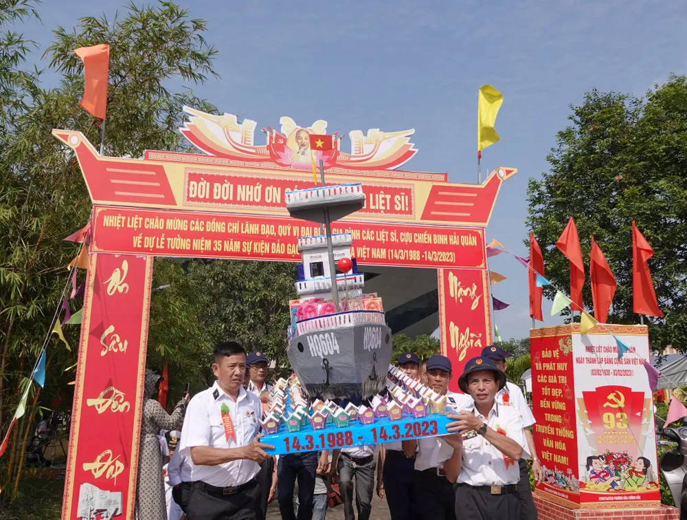 Sau lễ dâng hương, các cựu binh cẩn thận mang mô hình con thuyền đến dòng sông Cẩm Lệ để thả về với cửa biển. Ảnh: XUÂN QUỲNH