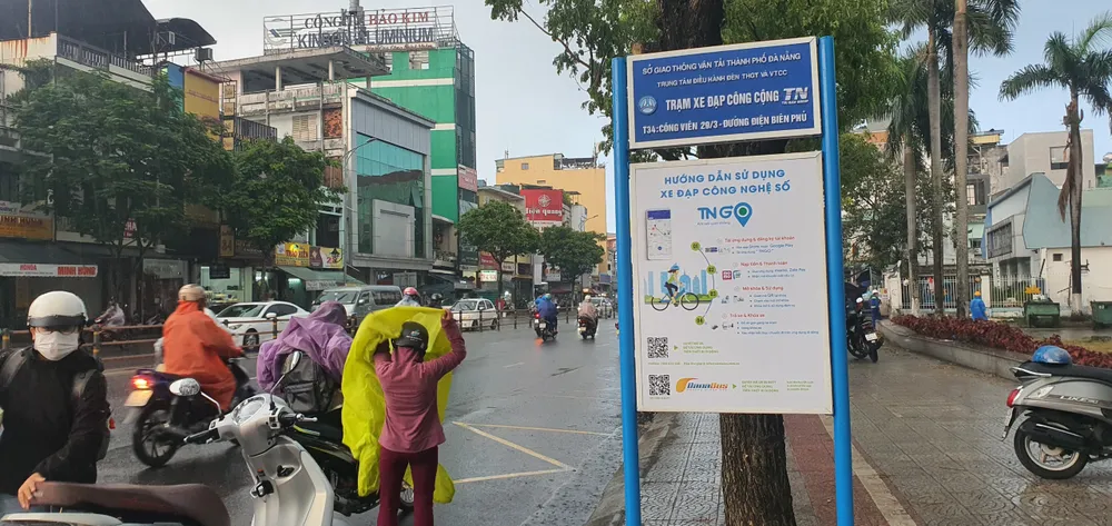Mỗi trạm sẽ có hướng dẫn chi tiết việc cài đặt app để sử dụng xe đạp công cộng. Ảnh: XUÂN QUỲNH Mỗi trạm sẽ có hướng dẫn chi tiết việc cài đặt app để sử dụng xe đạp công cộng. Ảnh: XUÂN QUỲNH