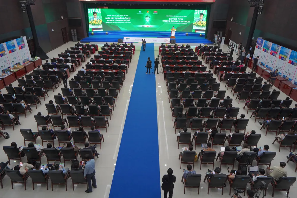 Toàn cảnh diễn đàn