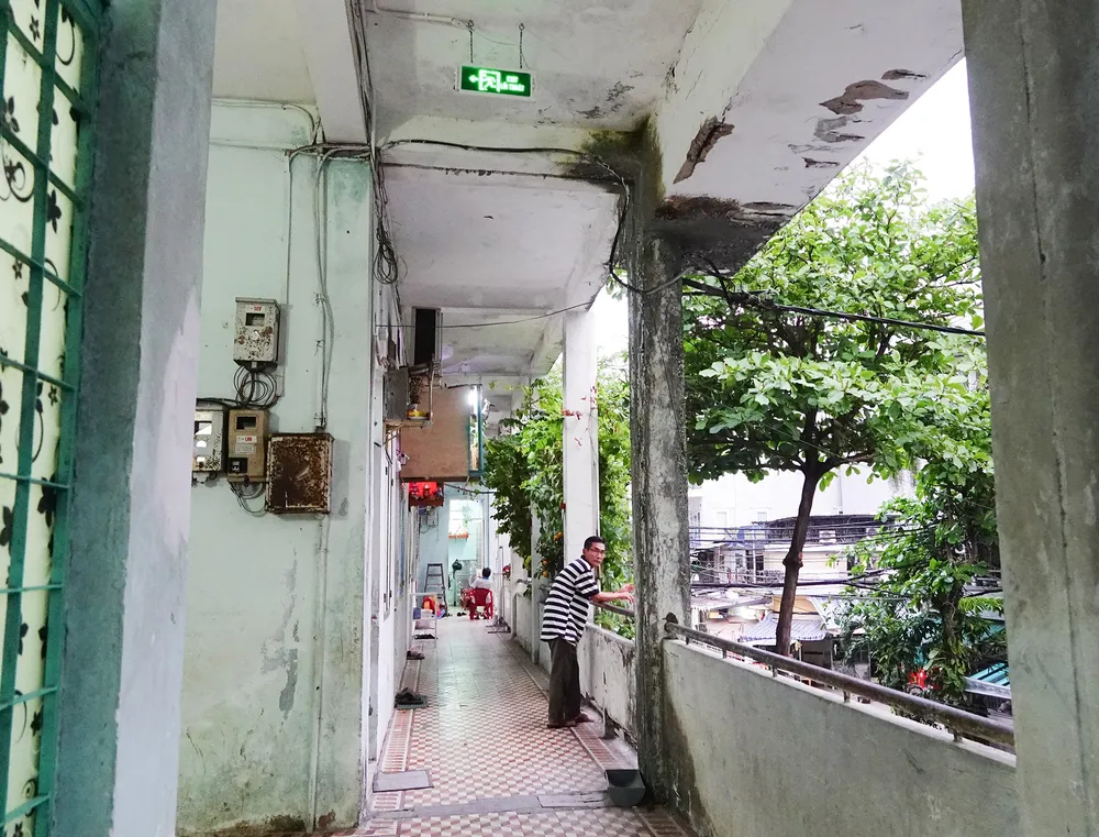 Hầu như mọi nhà, mọi tầng đều có hư hỏng. Ảnh: XUÂN QUỲNH