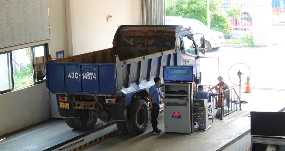 Các đăng kiểm viên tại Trung tâm Đăng kiểm xe cơ giới 43-04D làm việc hết công suất. Ảnh: XUÂN QUỲNH