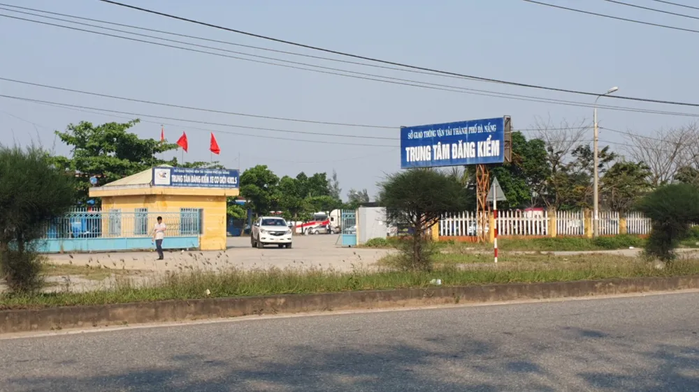 Nhiều phương tiện đến đăng kiểm tại Trung Tâm Đăng Kiểm Xe Cơ Giới 43-02S. Ảnh: XUÂN QUỲNH