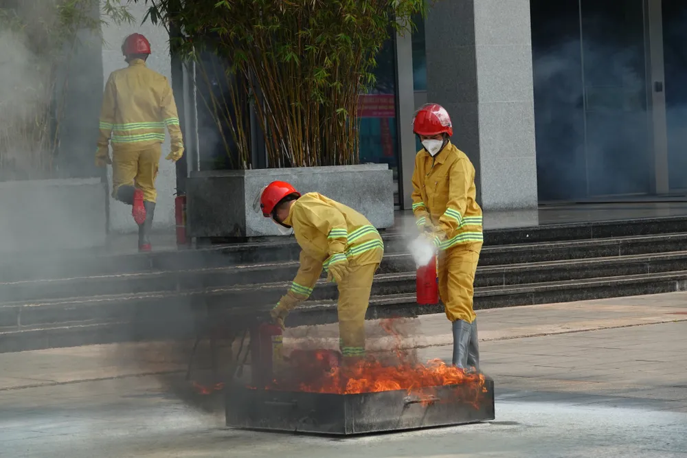 Khống chế lửa bằng chữa cháy. Ảnh: XUÂN QUỲNH Khống chế lửa bằng chữa cháy. Ảnh: XUÂN QUỲNH